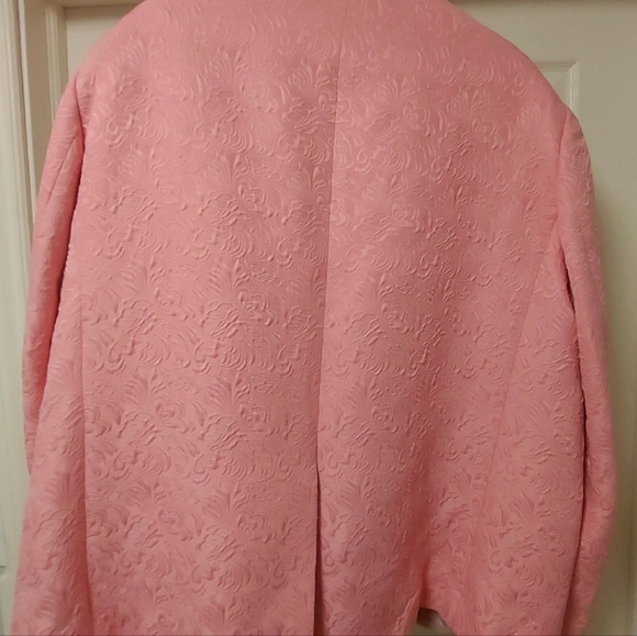 Elegant Pink Blazer with Black Lapel - Picture 6 of 8